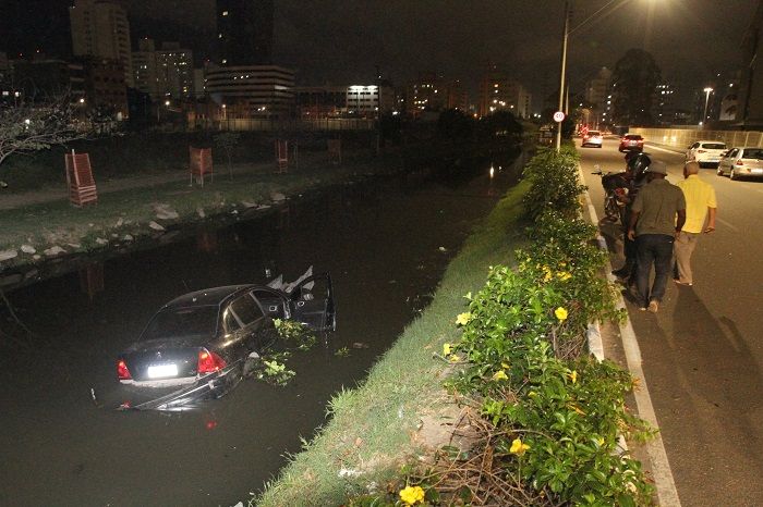 Carro caiu no valão atrás do Fórum de Vila Velha (Foto: Leone Iglesias/AT)