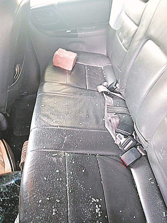 Pedra ficou dentro de carro (Foto: Arquivo/AT)