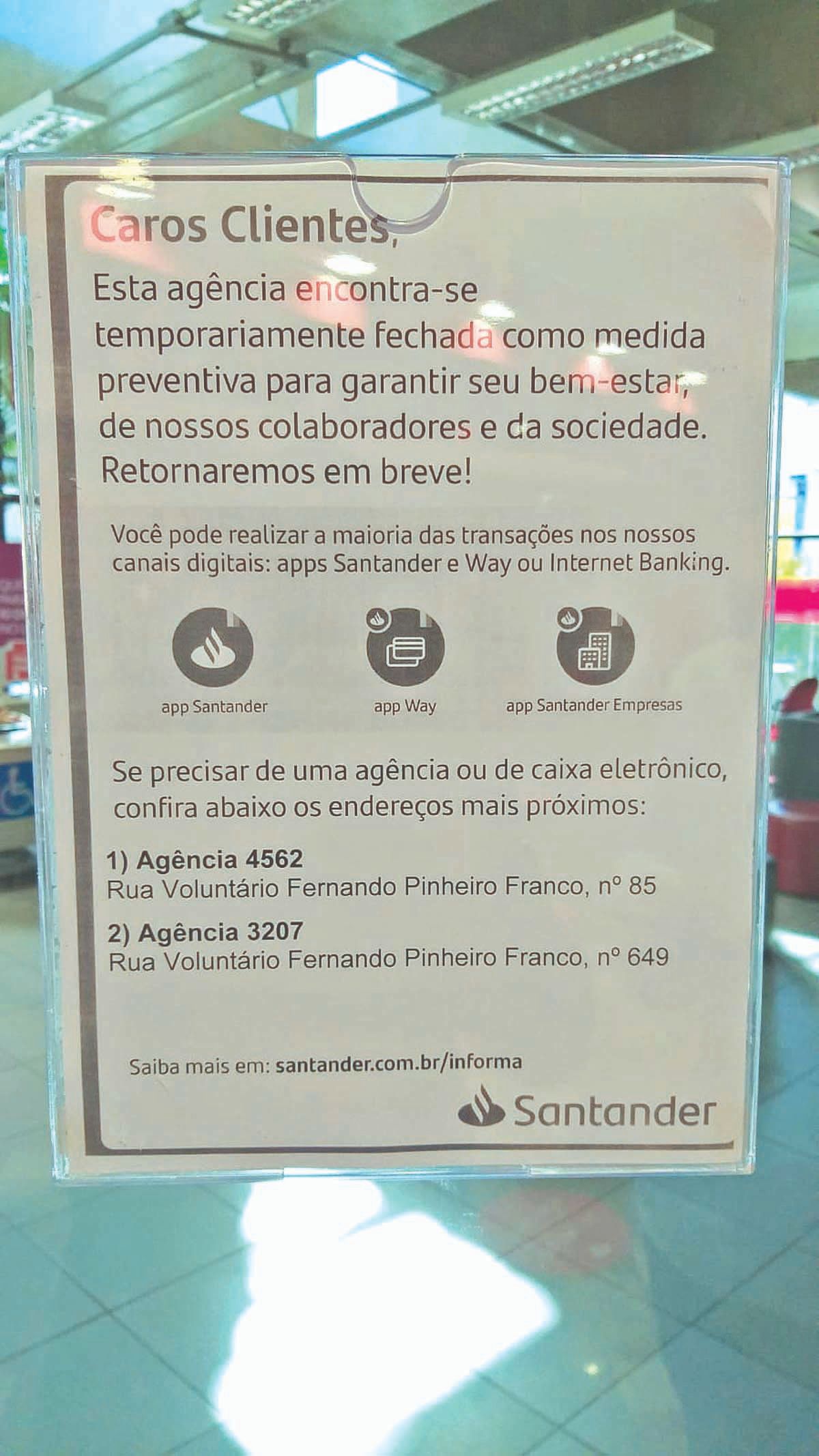 Cartaz em agência fechada devido à pandemia: digitalização é crescente (Foto: Divulgação)