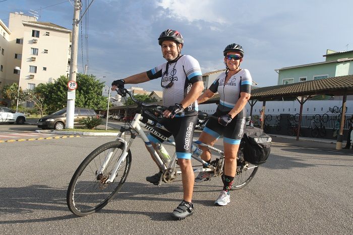 Nilberto e Marly na bicicleta dupla que vão usar durante o desafio. Eles levarão somente uma mochila e pretendem concluir todo o trajeto, até a cidade mineira de Entre Folhas, em quatro dias (Foto: Antonio Moreira/AT)