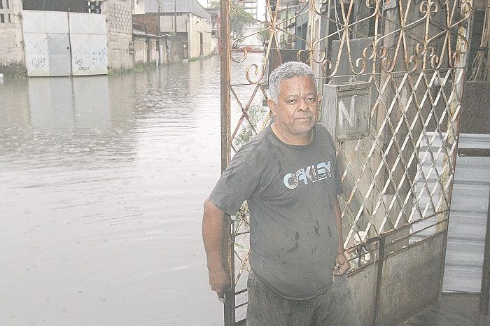 O serralheiro Nilzo Grizante, 58, é morador de Aribiri, em Vila Velha, e trabalha na região. Com a chuva, a rua em que ele mora e trabalha, a Ananira, ficou intransitável. (Foto: Leone Iglesias/AT)
