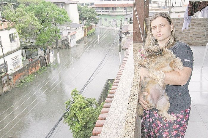 Alexandra Bicas, de 30 anos, contou que a rua dela, a 2 de Fevereiro, fica alagada sempre que chove (Foto: Leone Iglesias/AT)