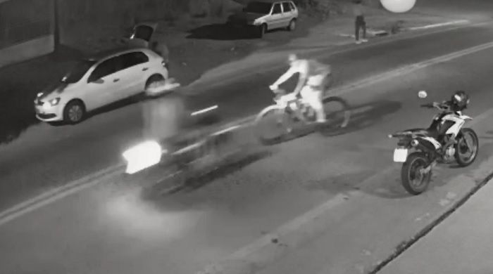 Ciclista foi atingido por moto ao atravessar rodovia (Foto: Reprodução vídeo)
