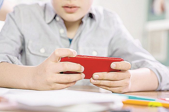 Criança com o celular: aplicativos acessam aparelho para o controle (Foto: Arquivo/AT)