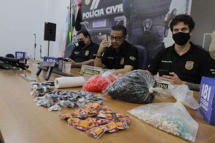 Delegados da Polícia Civil mostram material apreendido nas casas dos adolescentes, como arma e drogas (Foto: Fábio Nunes/AT)