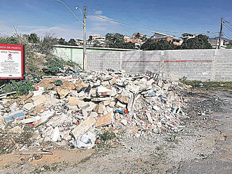 Descarte irregular de entulhos e lixo compromete muro que pode desabar a qualquer momento, diz moradora (Foto: Ana Maria Conceição)
