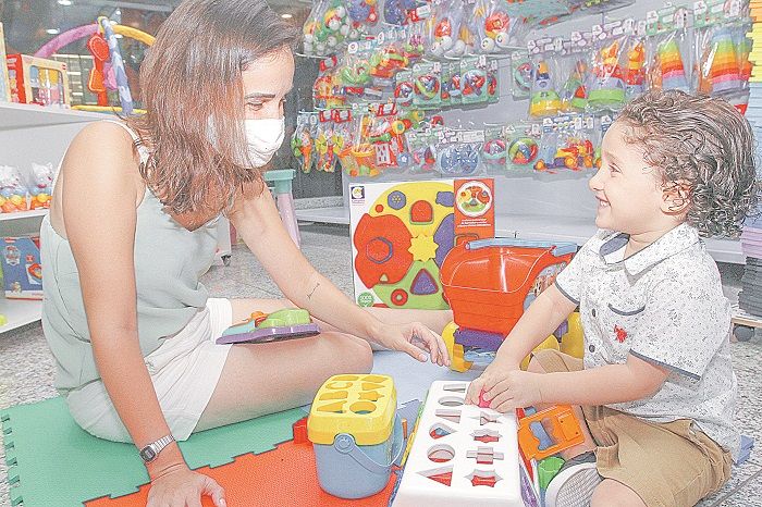 A advogada e influenciadora Arine Mello Duarte Kroebel, de 32 anos, costuma presentear o filho Miguel Duarte Kroebel, de 2 anos e 5 meses, com brinquedos lúdicos (Foto: Douglas Schneider/AT)
