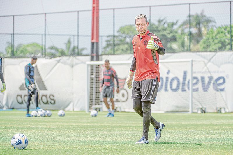 Diego Alves, que brilhou com importantes defesas na Libertadores, vai ser titular do gol do Flamengo hoje contra o Furacão, no Maracanã (Foto: Alexandre Vidal / Flamengo)