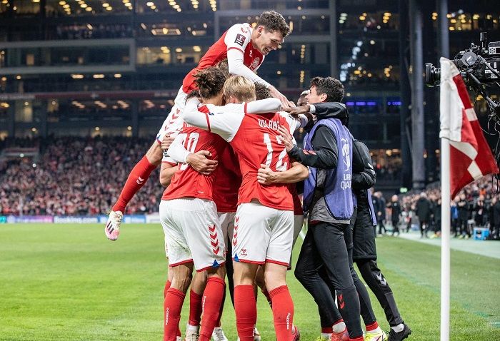 Jogadores da Dinamarca comemoram gol (Foto: Twitter @dbulandshold)