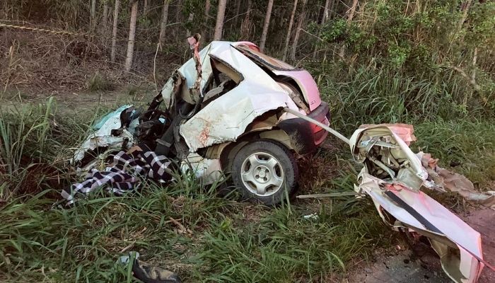 Duas pessoas morrem e cinco ficam feridas em acidente no norte do Estado (Foto: Divulgação Corpo de Bombeiros)