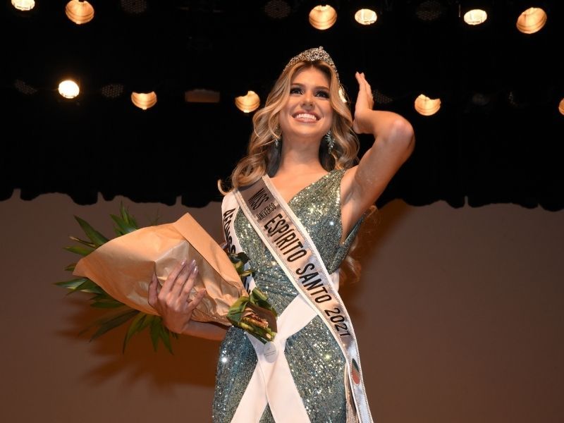Emocionada e já com a faixa de Miss Espírito Santo, Eduarda ajeita a coroa toda de ouro. Ela disputou o título com outras 11 candidatas (Foto: Cloves Louzada)