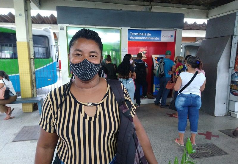 A trabalhadora doméstica Flávia da Silva Alves, de 46 anos, passou por uma longa espera para fazer a recarga do seu Cartão Transcol (Foto: Antonio Moreira/ AT)