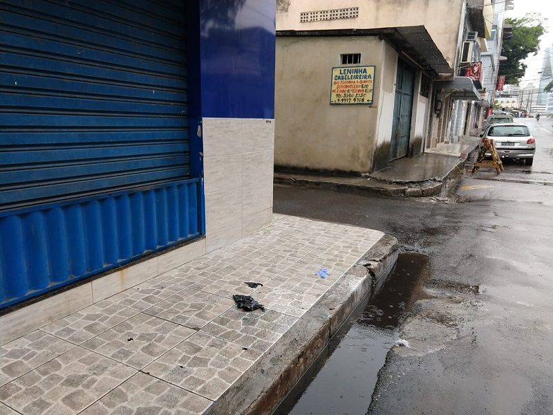 Comércio foi atingido por disparos em local onde policial teve carro cercado por suspeitos. (Foto: Douglas Schneider/AT)