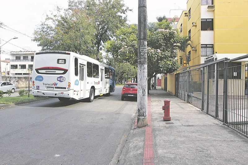 Avenida Augusto Emílio Estelita Lins, em Jardim Camburi, onde não há sinalização de trânsito e lombadas (Foto: Kadidja Fernandes/AT)