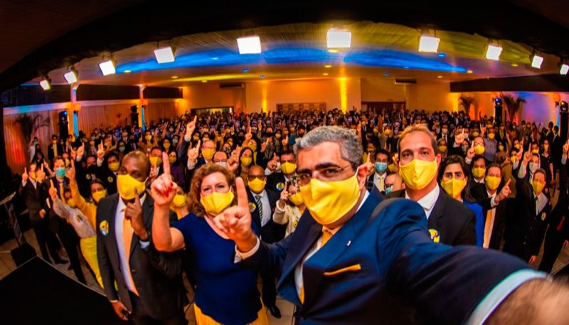 José Rizk Filho com os mais de 600 advogados que o acompanharam no lançamento de sua candidatura à reeleição da OAB-ES (Foto: Assessoria de imprensa)
