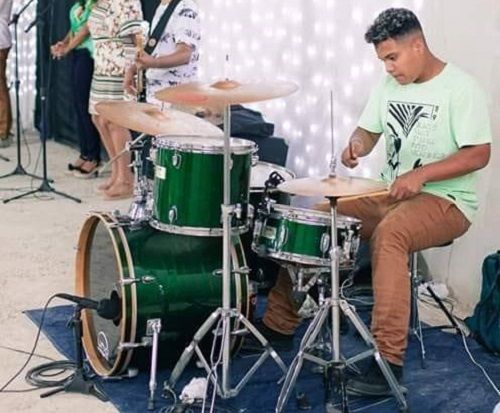 Além da bateria, Leonardo tocava violão, guitarra e contrabaixo, e ajudava nas programações da igreja (Foto: Redes sociais)
