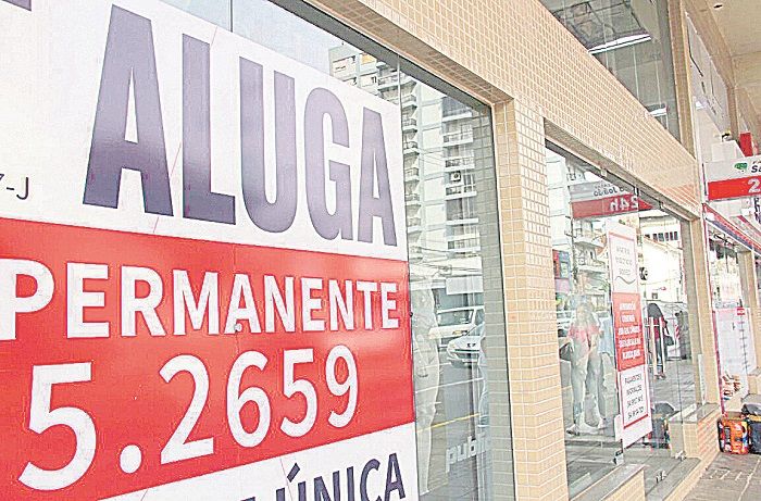 Lojas em oferta para aluguel: índice que reajusta os contratos chegou a superar 37% desde o início da pandemia (Foto: Arquivo/AT)