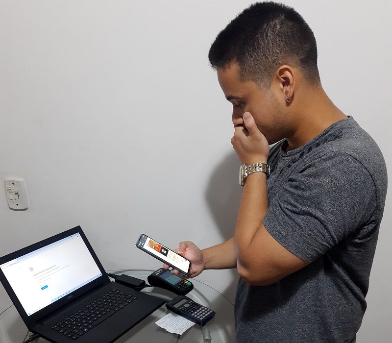 O dono do serviço de delivery de comida japonesa, Yuzo Tsujita, 25 anos, projetava durante a tarde um prejuízo de até R$ 600 no dia com a falta dos aplicativos (Foto: Acervo pessoal)