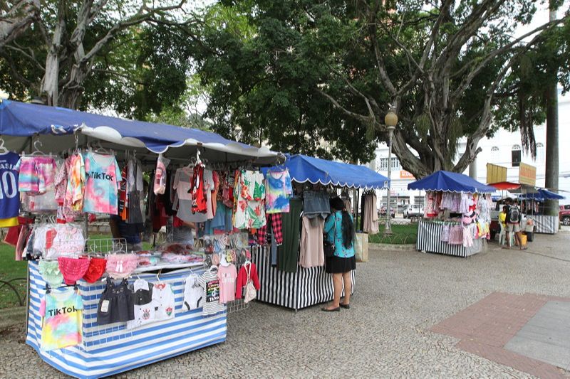 Barracas de camelôs na Praça Costa Pereira: ambulantes precisam ter licença da prefeitura para trabalhar no local (Foto: Douglas Schneider/ AT)