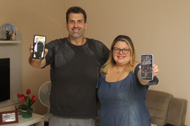 O motorista Fávero Martins, 38 anos, e a mulher dele, Mariana Laino, 35, passaram pela cirurgia. Ele já perdeu mais de 100 quilos (Foto: Leone Iglesias/AT)