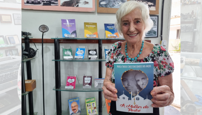 Maria Therese com o livro que escreveu sobre sua vida ao lado do padre que conheceu durante viagem a Roma (Foto: Roberta Bourguignon/ AT)