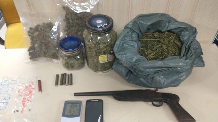Material apreendido na casa de suspeito (Foto: Divulgação GMVV)
