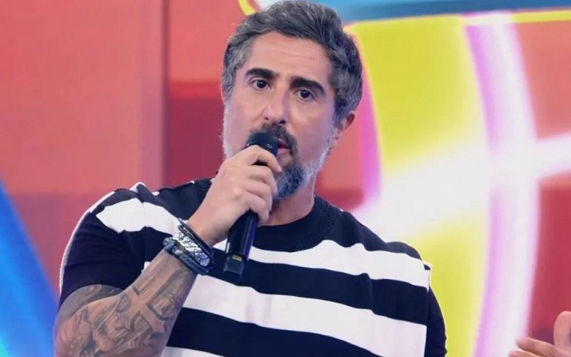 O apresentador revelou que, desde que fez uma tatuagem de Nossa Senhora no braço, nunca mais apareceu de camiseta na Record (Foto: Reprodução/ Rede Globo)