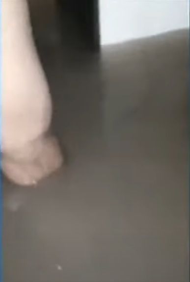 Morador com água na canela dentro de casa em Vila Velha (Foto: Reprodução TV Tribuna/SBT)