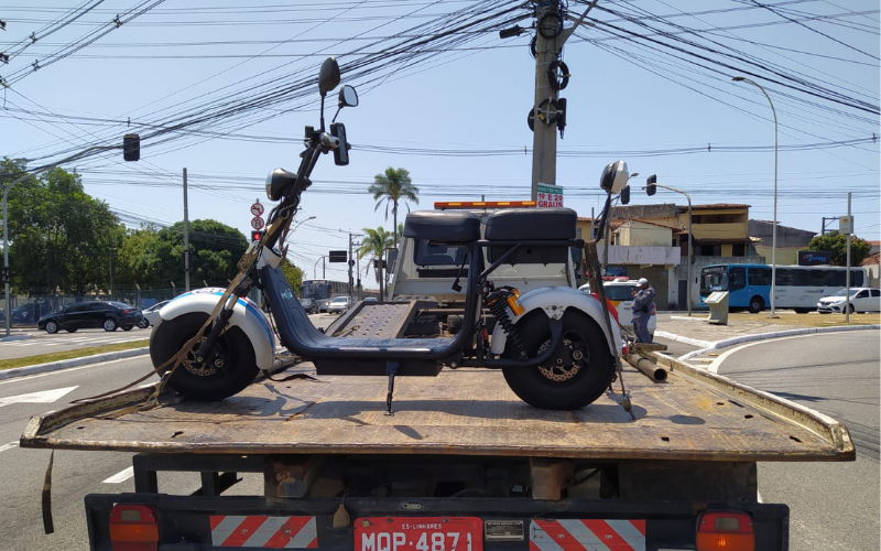 Moto elétrica é guinchada pela PM (Foto: Divulgação)