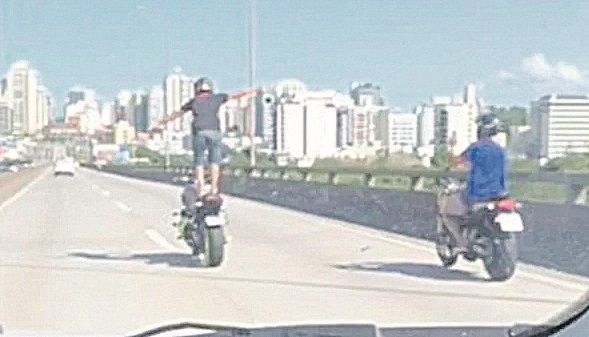 Motociclista tentou flagrar movimento perigoso de outro motociclista sobre a Terceira Ponte, em maio deste ano. (Foto: Reprodução de redes sociais)