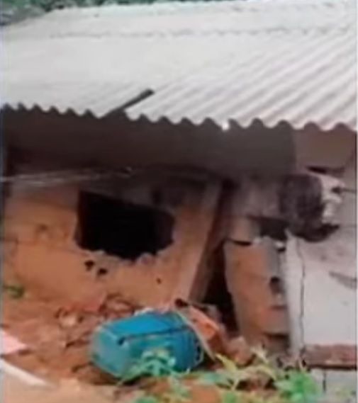 Muro desabou e atingiu cômodos de uma casa vizinha (Foto: Reprodução TV Tribuna/SBT)