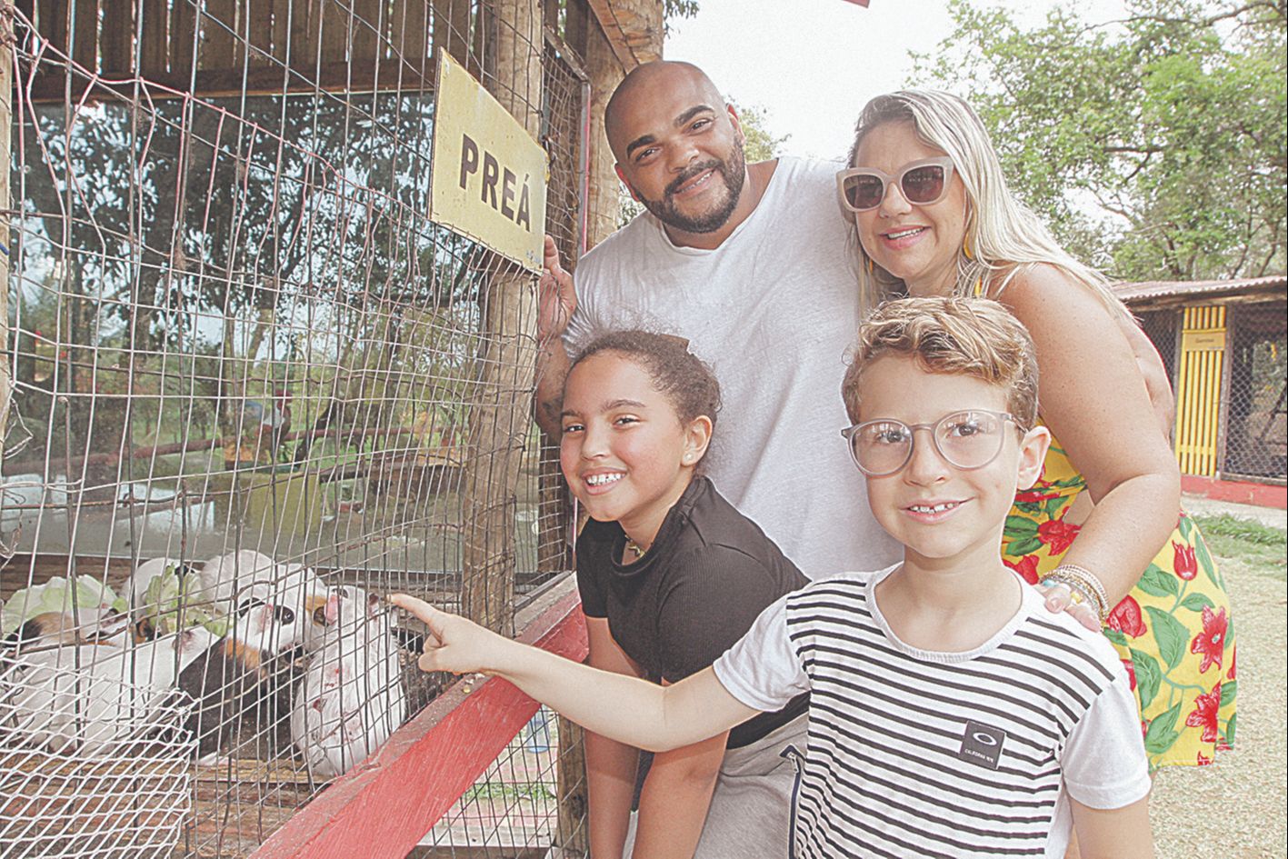 O Casal André e Bárbara com os filhos Yasmin e Davi: família ama viagens que aproximam as crianças da natureza (Foto: Kadidja Fernandes/AT)
