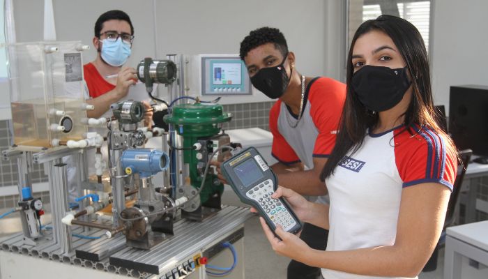 Os estudantes de Automação do Senai, Gabriel Portela Ferreira, de 19 anos, Rafaela de Aguiar Rocha, 18 anos, e Gabriel Barbosa Santos, 18 anos, acreditam que o setor está aquecido. (Foto: Leone Iglesias/AT)