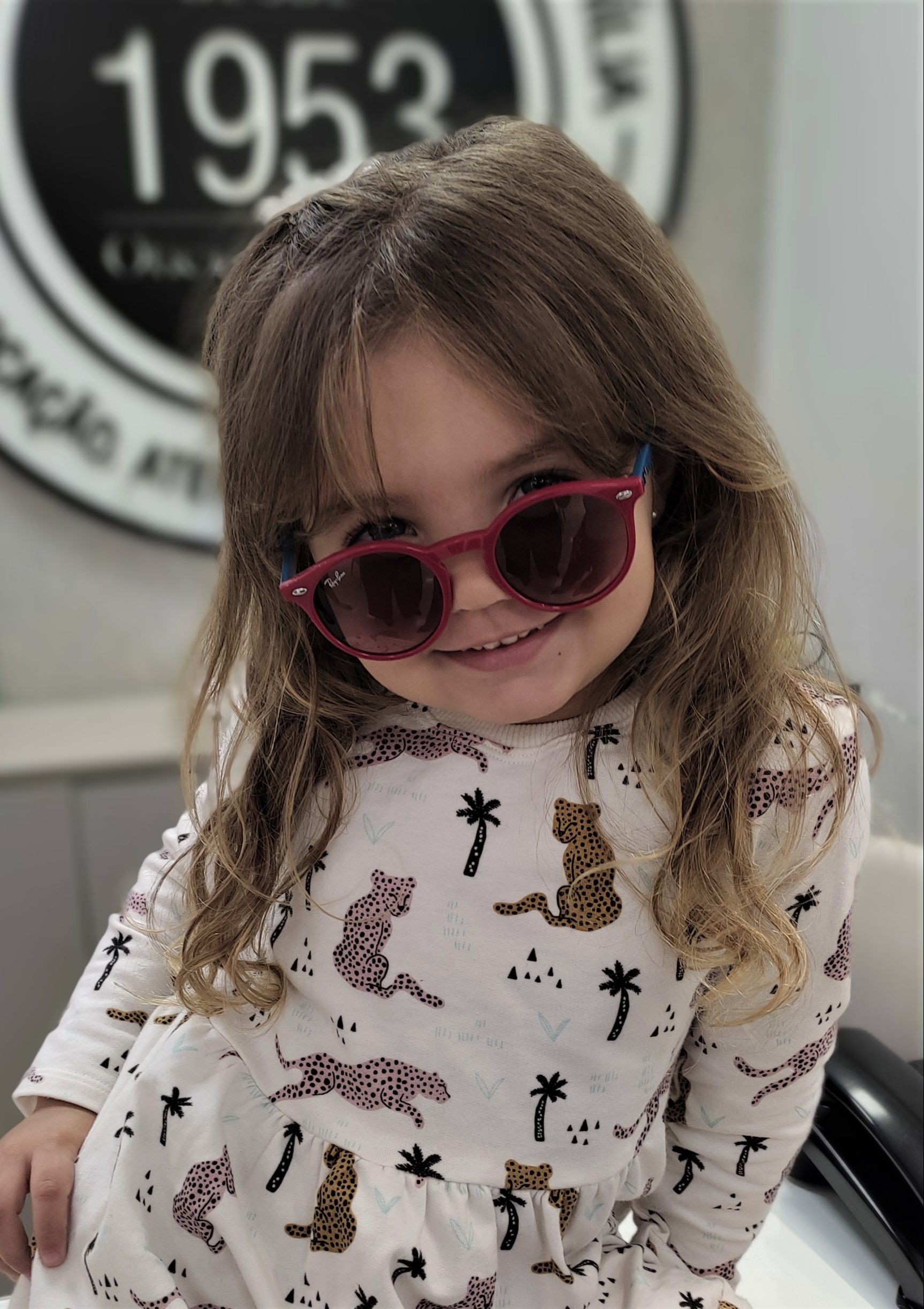 A pequena Lis Manhani Aguiar não abre mão de usar óculos escuros e adora fazer selfie com o acessório