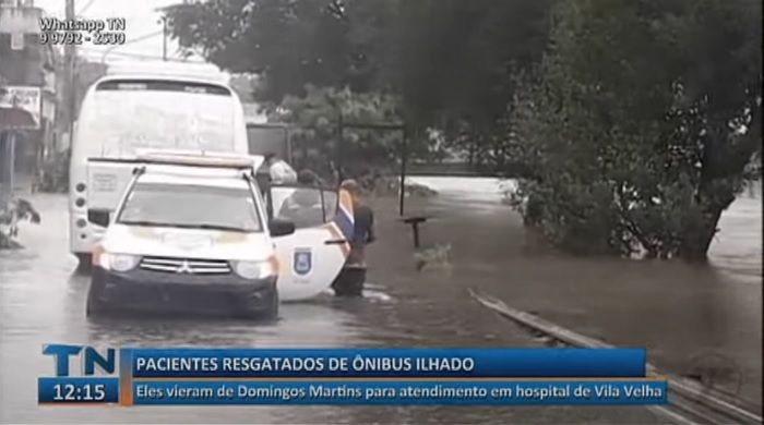 Micro-ônibus quebrou ao passar por rua alagada (Foto: Reprodução TV Tribuna/SBT)