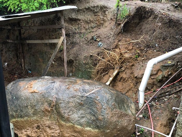 Pedra rolou em terreno em Alto Mucuri (Foto: Divulgação Prefeitura de Cariacica)