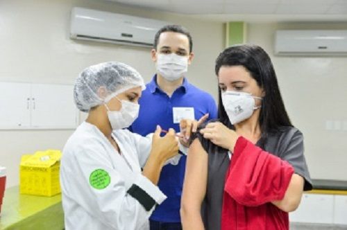 Profissional de saúde vacinada em Vitória (Foto: Jansen Lube/PMV)