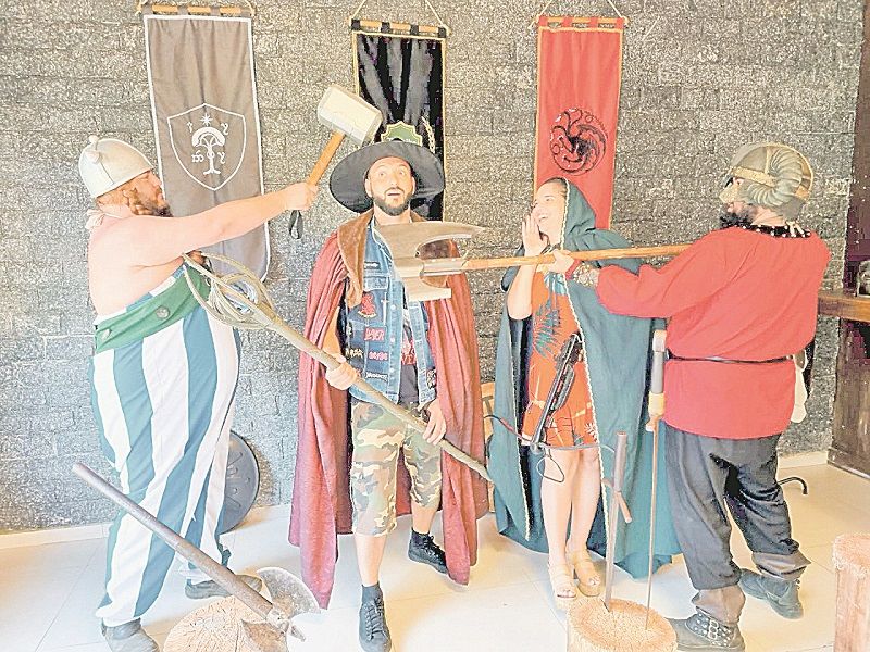 Funcionários do restaurante, em Domingos Martins, se vestem com roupas características do período medieval (Foto: Roberta Bourguignon)