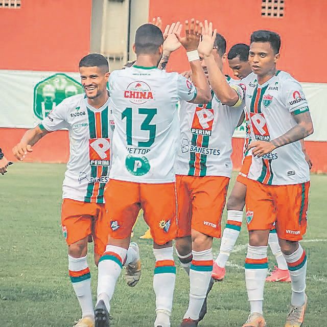 Jogadores comemoram a vitória (Foto: Reprodução Instagram)