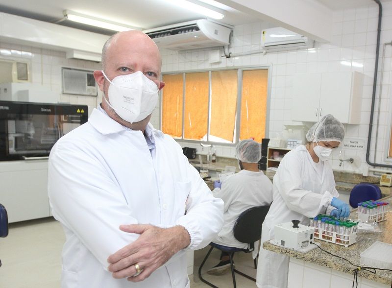 Rodrigo Ribeiro no Lacen-ES: equipe descobriu que o novo coronavírus chegou ao Estado    em dezembro de 2019 (Foto: Antonio Moreira/AT)