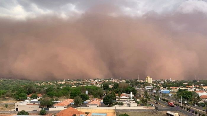 Tempestade de poeira no interior de São Paulo (Foto: Twitter @MetSul)