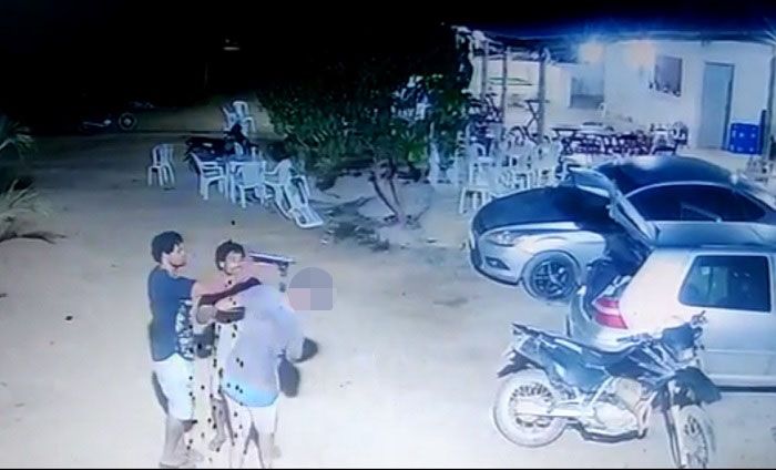Suspeitos agridem a vítima com uma submetralhadora (Foto: Reprodução vídeo / Divulgação Sesp)