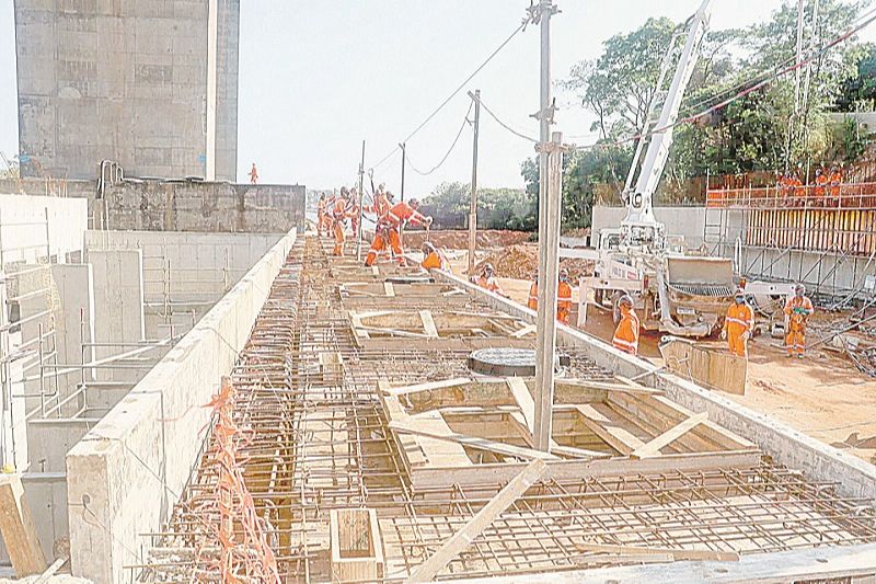 Trabalhadores nas obras iniciais da ciclovia em Vila Velha. Cada lado da ponte terá uma pista para ciclistas (Foto: Hélio Filho/Secom)