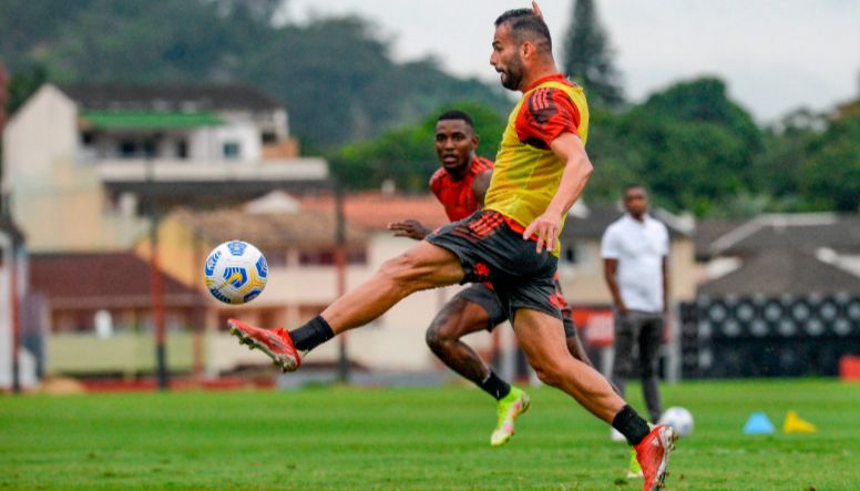 Thiago Maia será titular na partida (Foto: Marcelo Cortes / Flamengo)