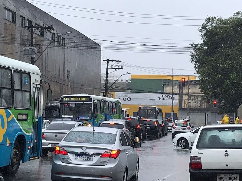 Trânsito na entrada do bairro Cobilândia, em Vila Velha (Foto: Késsia Neto)