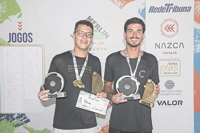 Raphael Borges e Matheus Giovanini posam juntos no pódio após faturarem o título na categoria masculina (Foto: Beto Morais)