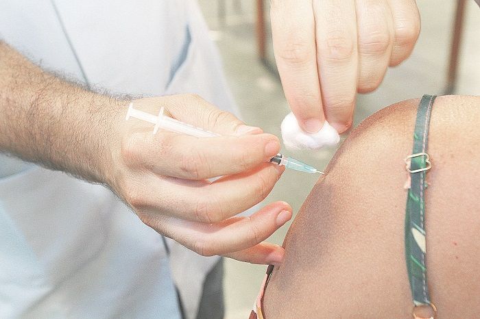 Profissional de saúde aplica vacina contra novo coronavírus: prevenção (Foto: Dayana Souza - 27/08/2021)