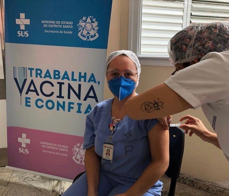 Profissional da saúde é vacinada contra covid (Foto: Divulgação Sesa)