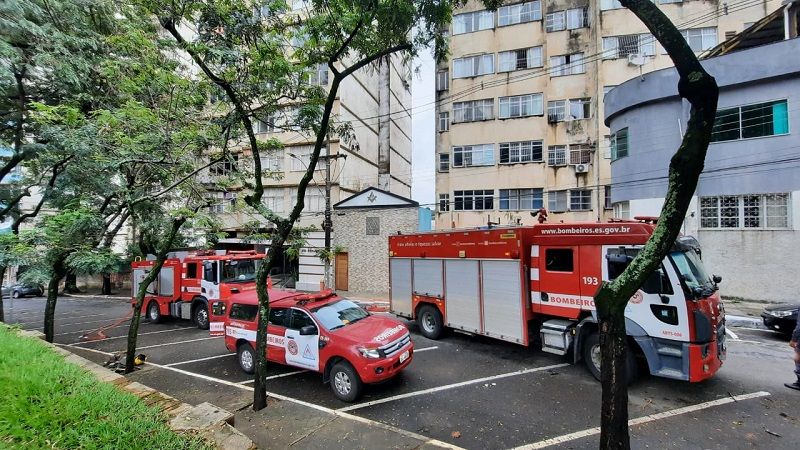 O Corpo de Bombeiros foi acionado e atuou no controle das chamas (Foto: Leone Iglesias / AT)