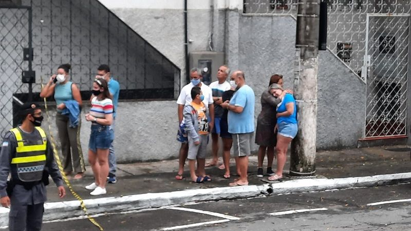 Donos de salas comerciais no prédio lamentaram o incêndio (Foto: Leone Iglesias / AT)
